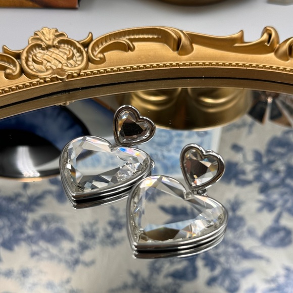 🆕 MARC JACOBS 🧿 NWOT Silver Crystal Double Heart Earrings - Picture 3 of 15